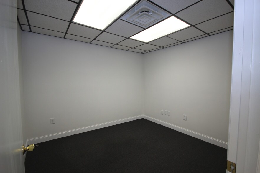 More Photos Of 2401-2411 S Charles Blvd, Greenville Office For Lease