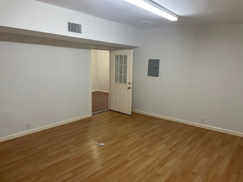More Photos Of 738 W Hildebrand Ave, San Antonio Storefront Retail Office For Lease