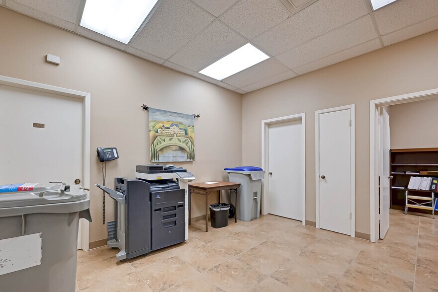 More Photos Of 3512 Avenue I, Rosenberg Office For Lease