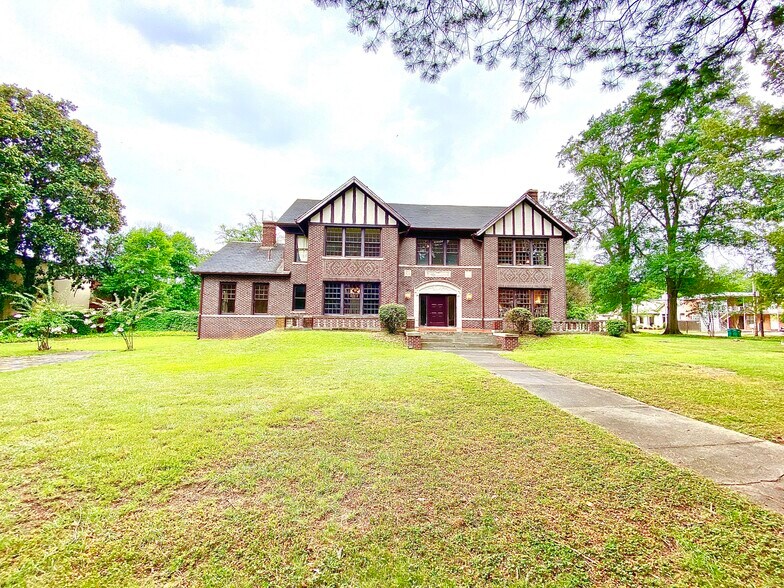 More Photos Of 219 N Broadway St, Tupelo General Retail For Lease