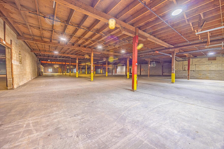More Photos Of 213 W 1st St, Huntingburg Warehouse For Lease