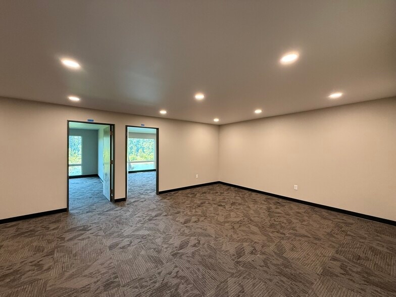 More Photos Of 2111 NE Front St, Salem Unknown For Lease