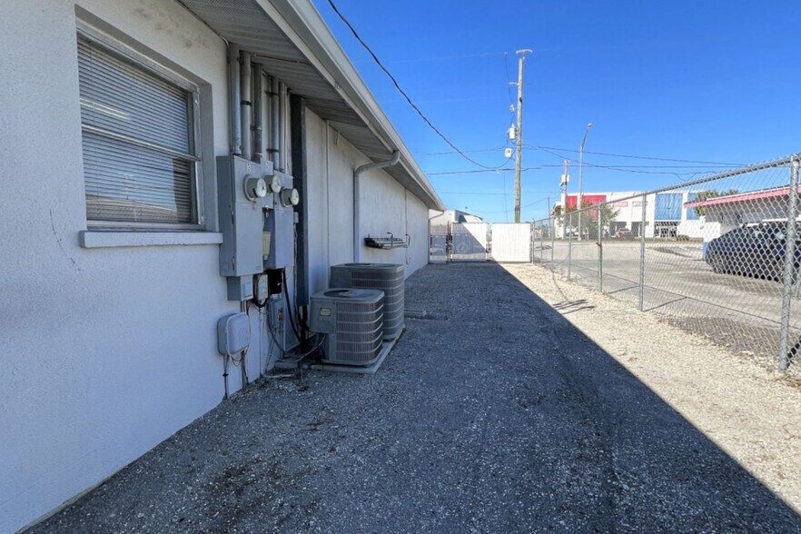 More Photos Of 23263 Harborview Rd, Port Charlotte Office For Sale