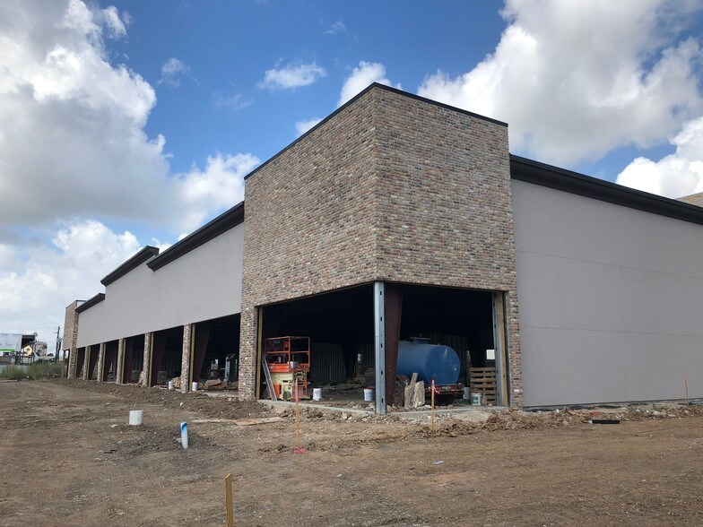 More Photos Of 6860 Southwest Fwy, Houston Storefront Retail Office For Lease