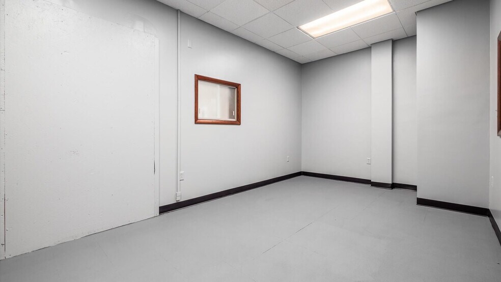 More Photos Of 1101 Woodlawn Ave, Cambridge Warehouse For Sale