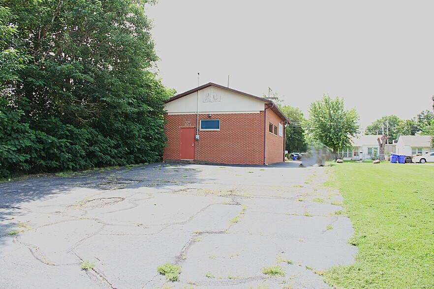 More Photos Of 1030 W 8th St, Junction City Office For Sale