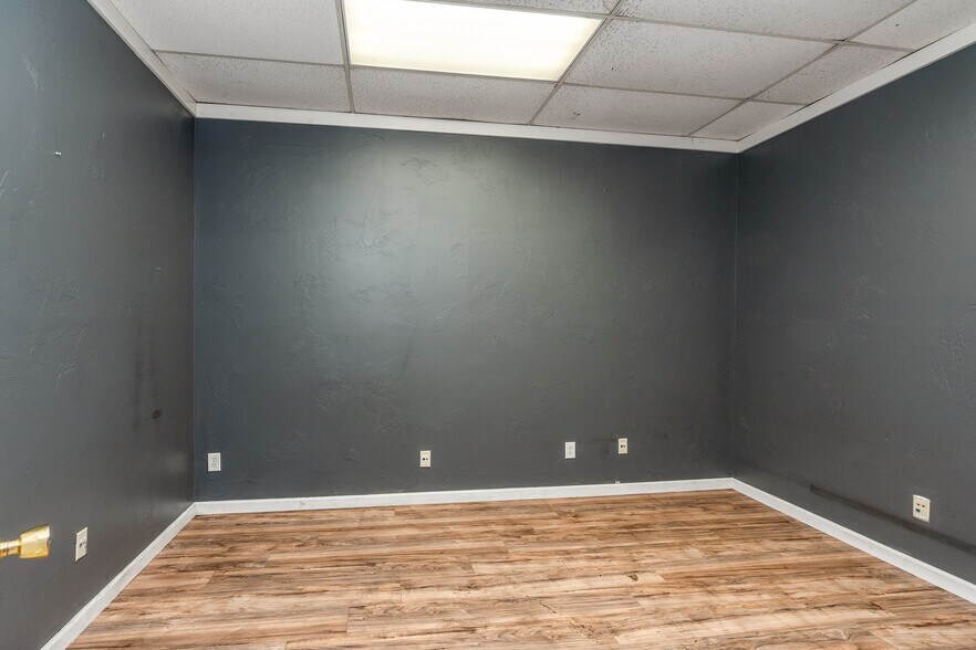 More Photos Of 405 S Pershing St, Energy Office For Sale