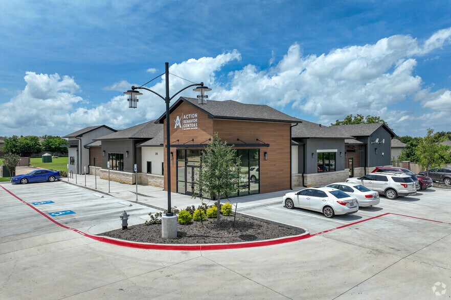 More Photos Of 516 W Bonds Ranch Rd, Fort Worth Medical For Sale