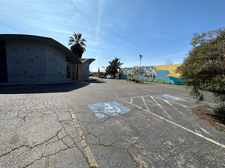 More Photos Of 316 W F St, Oakdale Storefront Retail Office For Lease