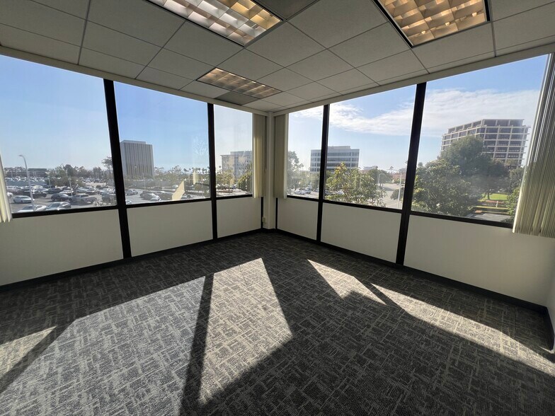 More Photos Of 567 San Nicolas Dr, Newport Beach Office For Lease