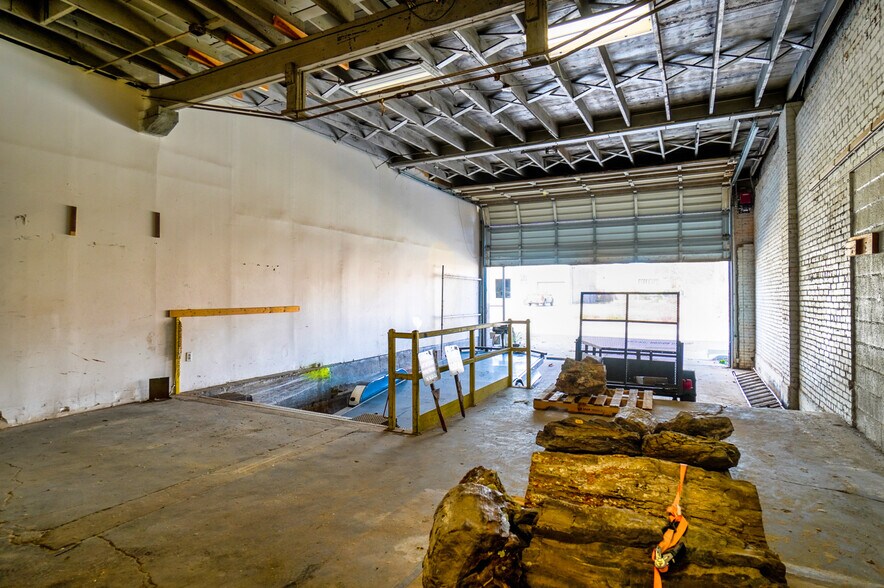 More Photos Of 8 NW 8th St, Oklahoma City Light Manufacturing For Lease