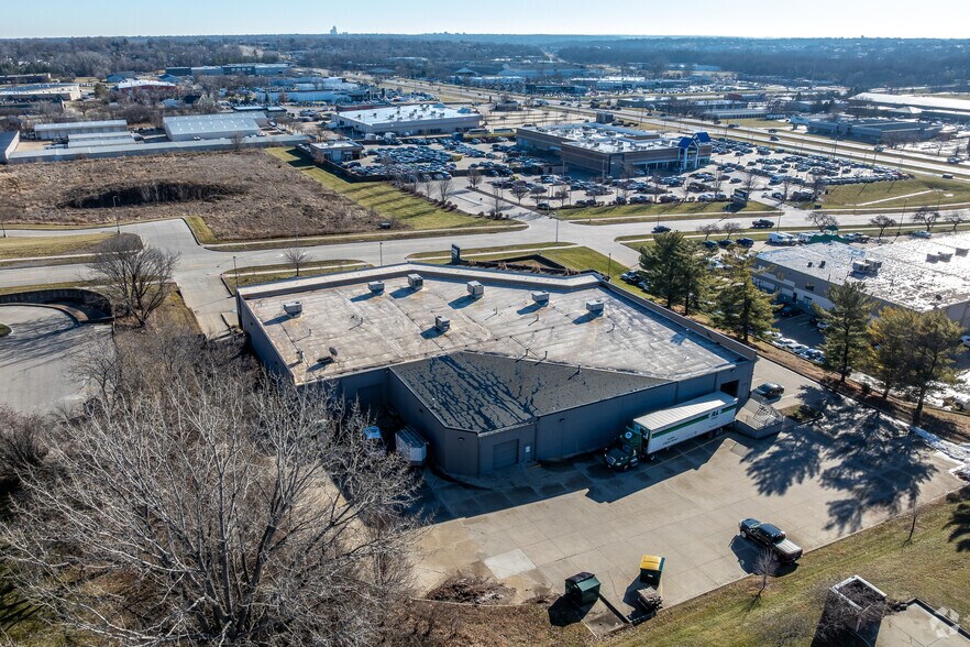 More Photos Of 2540 104th St, Urbandale Showroom For Lease