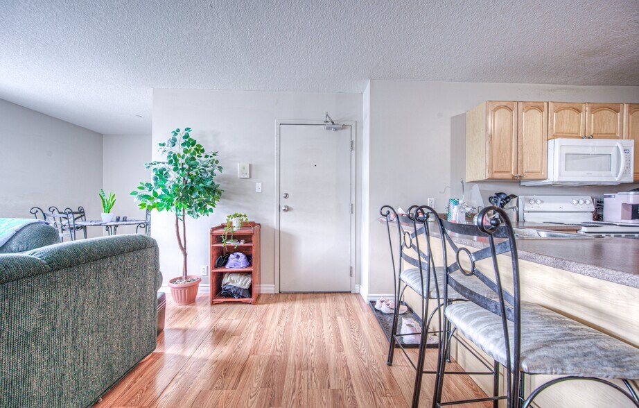 More Photos Of 172 Regina St N, Waterloo Apartments For Sale