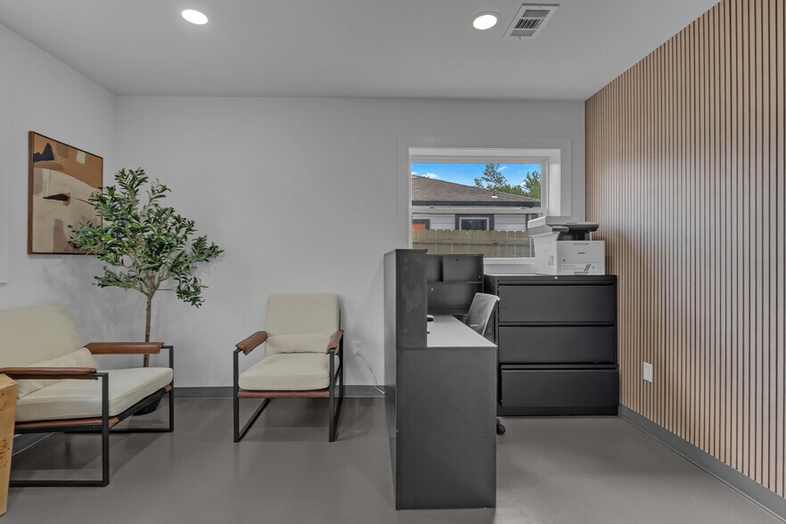 More Photos Of 836 N 1st St, Broken Arrow Coworking Space