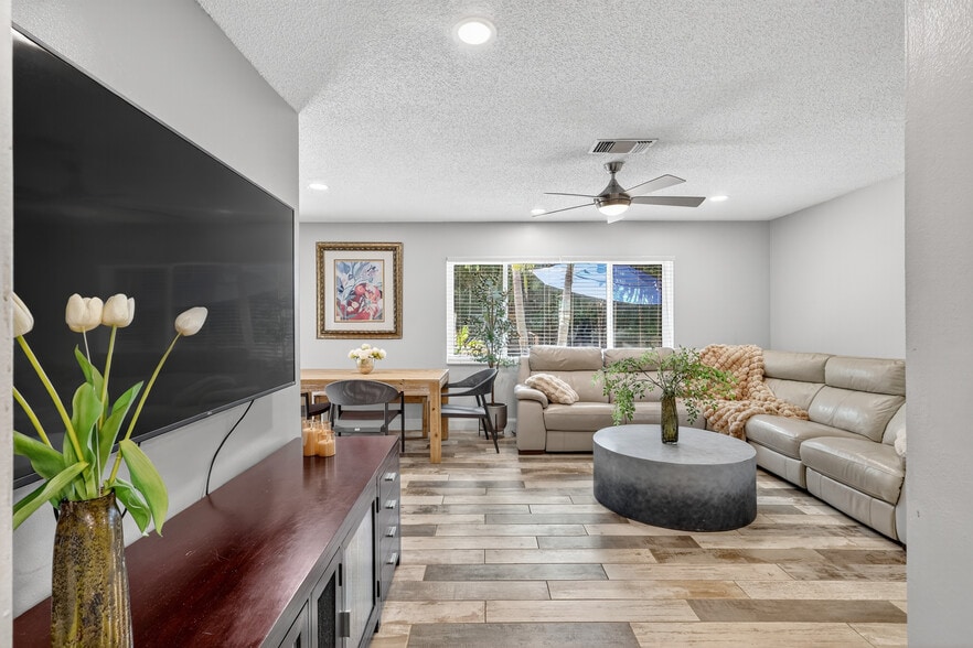More Photos Of 1884 Southpointe Dr, Sarasota Apartments For Sale