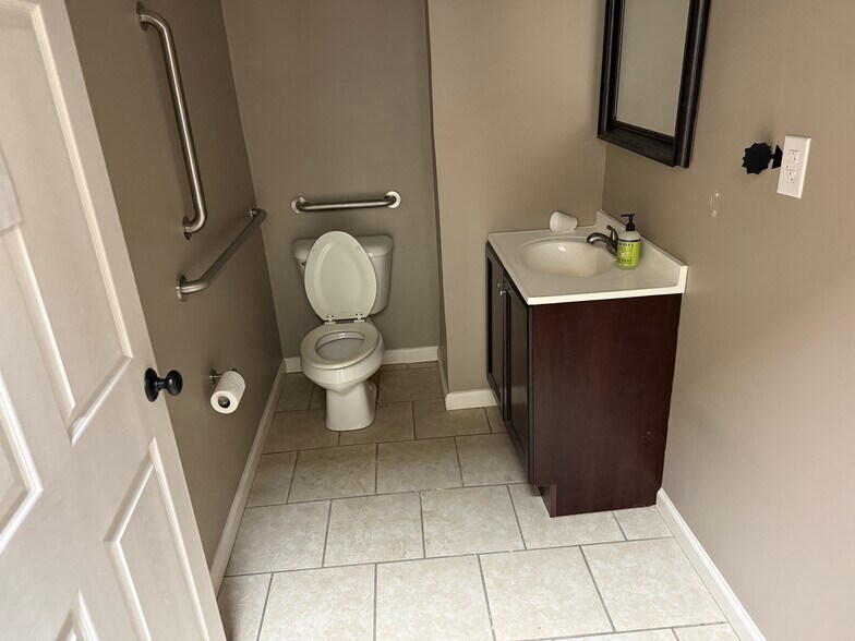 More Photos Of 109 Means Dr, Nicholasville Showroom For Lease