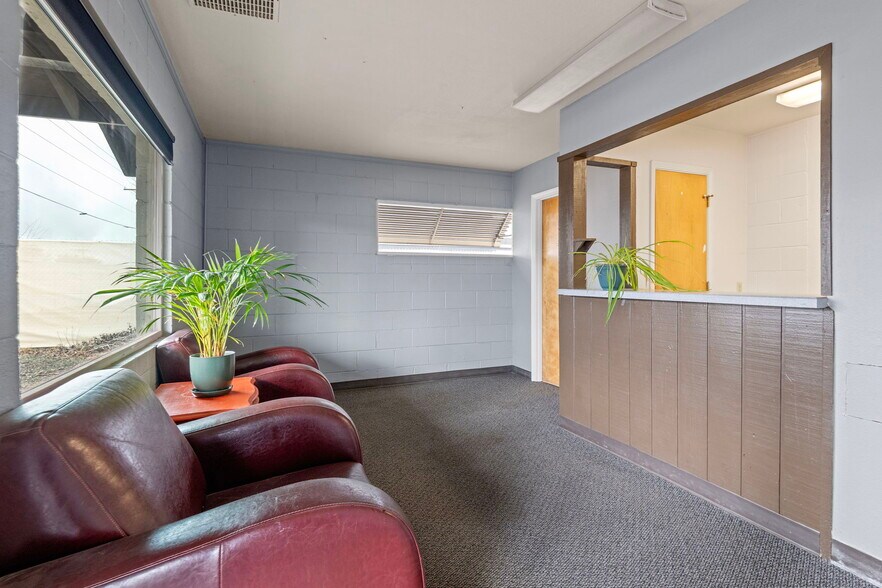 More Photos Of 16440 Finley Butte Rd, La Pine Office For Sale