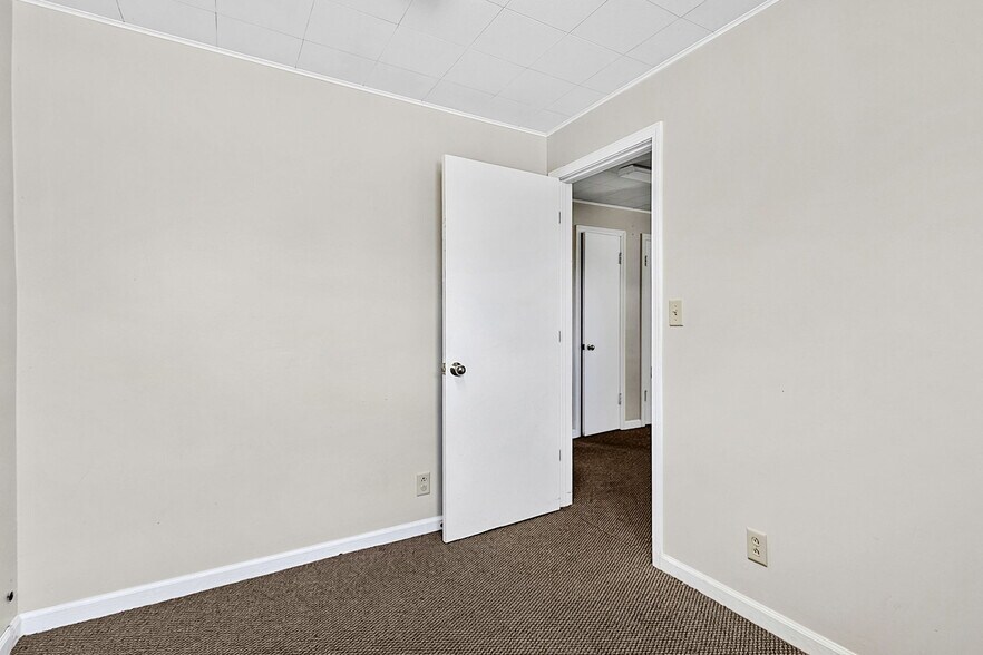 More Photos Of 7102 E Pendleton Pike, Indianapolis Office For Sale