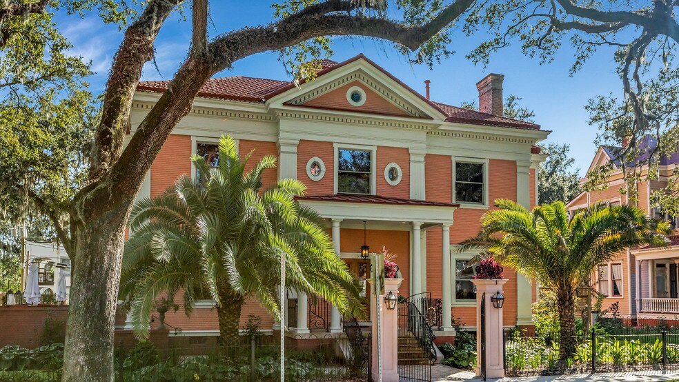 More Photos Of 119 E 37th St, Savannah Restaurant For Sale