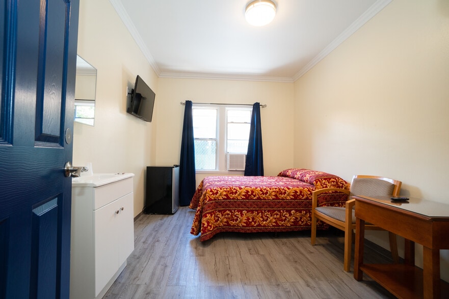 More Photos Of 238 W 10th St, San Pedro Hotel For Sale