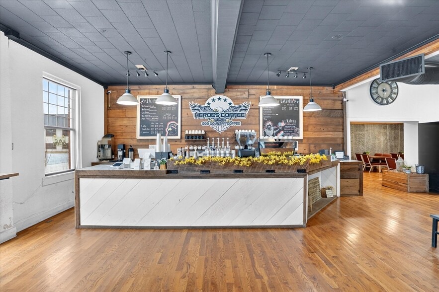 More Photos Of 33 W Olive St, Aurora General Retail For Sale