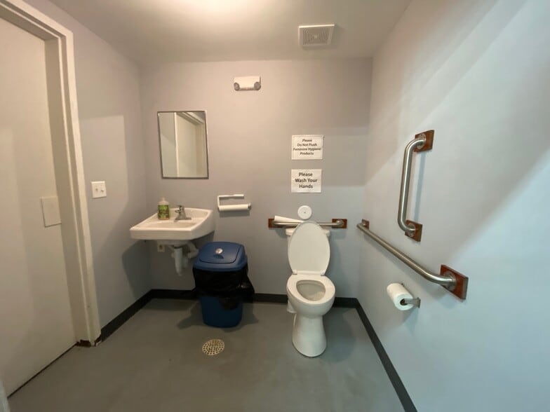 More Photos Of 12104 Blue Ridge Blvd, Grandview Freestanding For Lease