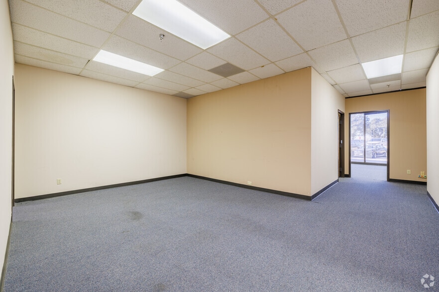 More Photos Of 8700 N Stemmons Fwy, Dallas Office For Sale