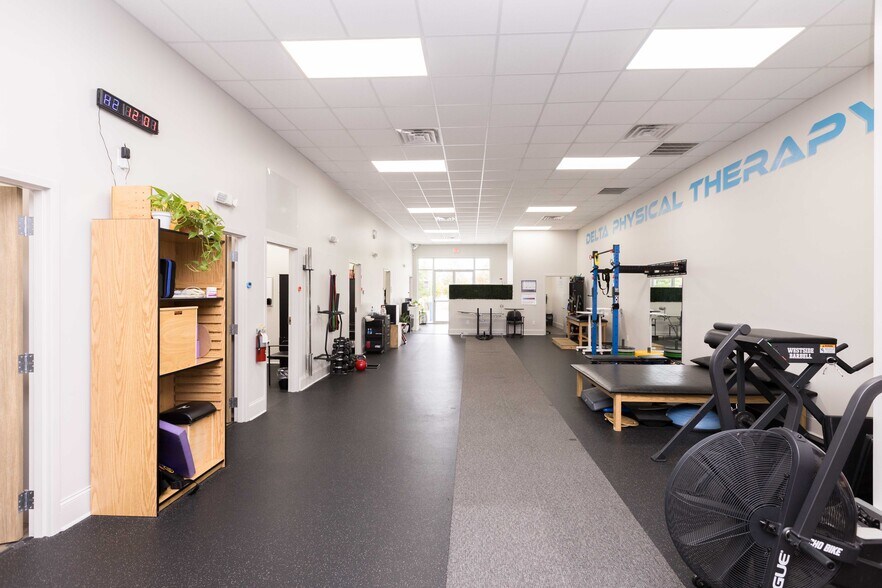 More Photos Of 12110 S Harrells Ferry Rd, Baton Rouge Showroom For Sale