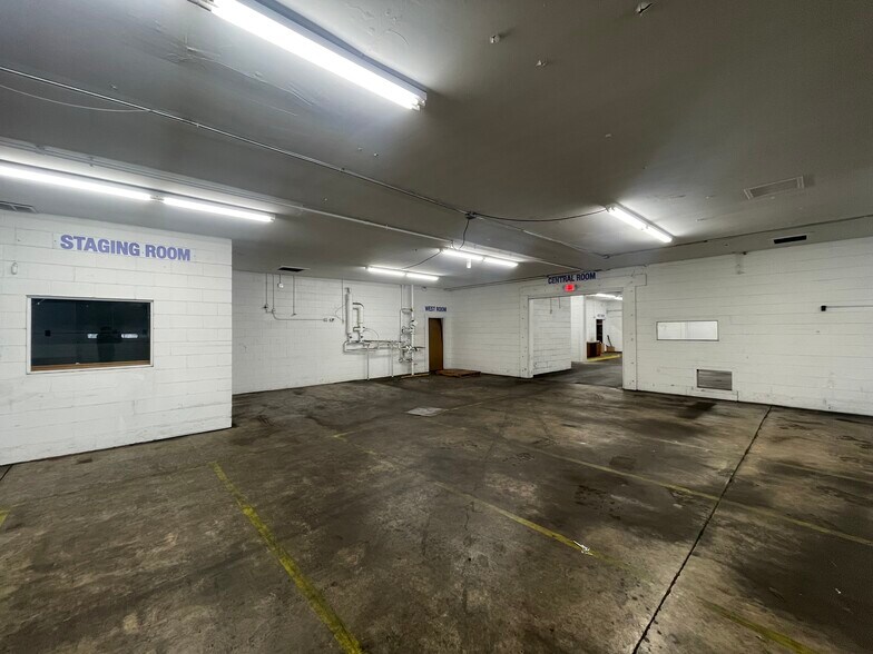 More Photos Of 113 W South St, Lincoln Warehouse For Lease