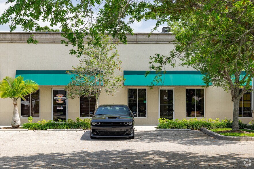 More Photos Of 1076 Business Ln, Naples Showroom For Sale