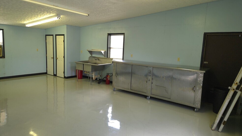 More Photos Of 22504 Highway 105, Cleveland Flex For Lease