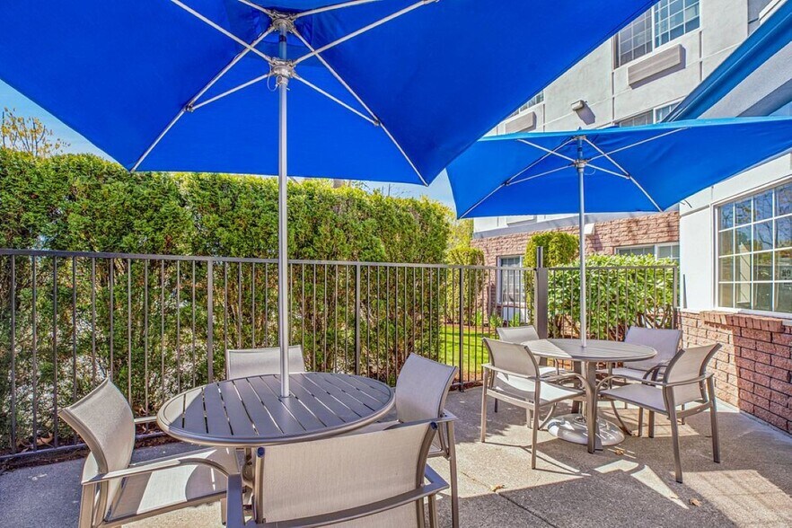 More Photos Of 2300 N Hayden Island Dr, Portland Hotel For Sale