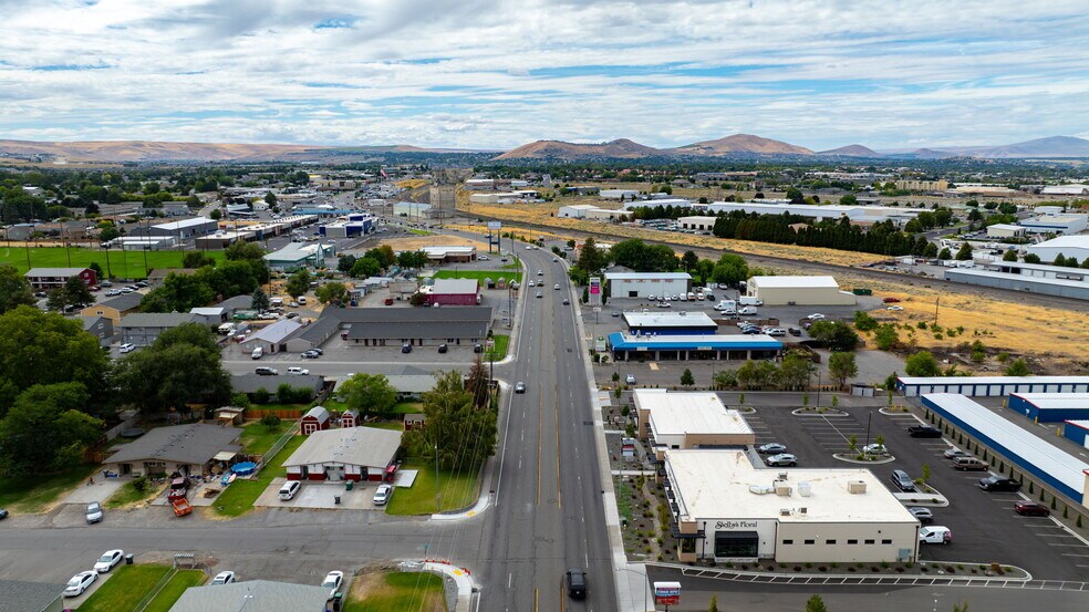 More Photos Of 6018 W Clearwater Ave, Kennewick General Retail For Lease