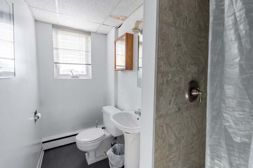 More Photos Of 219 Lochiel St, Sarnia General Retail For Sale