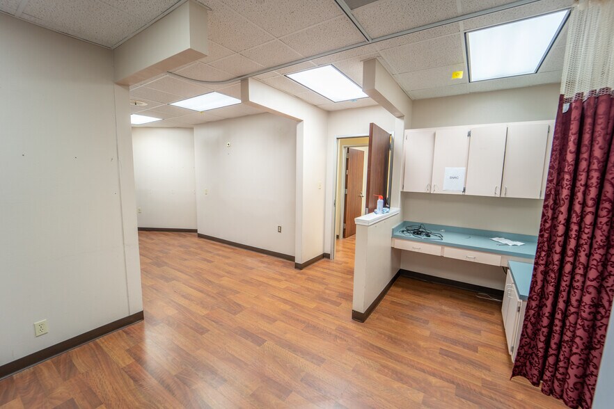 More Photos Of 115 Medical Dr, Victoria Medical For Sale