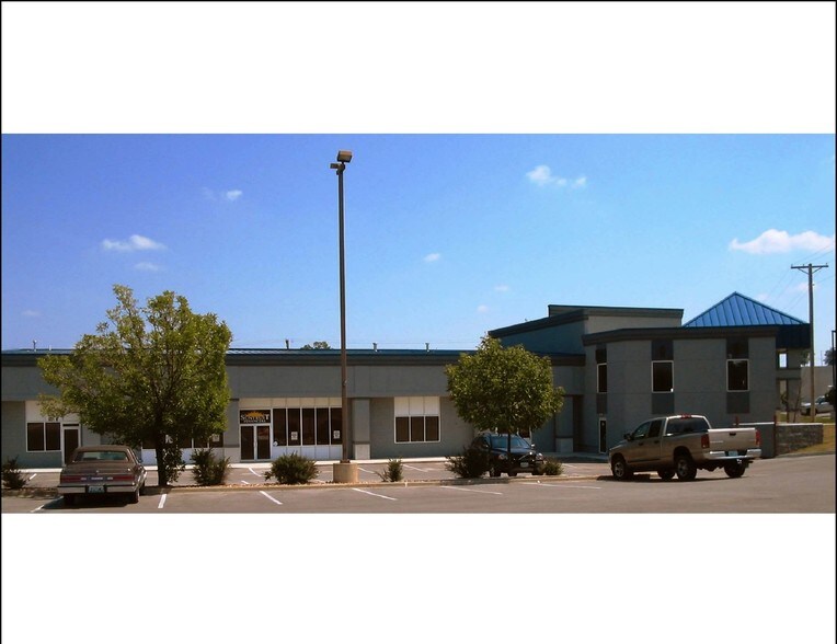 Primary Photo Of 801 NW Commerce Dr, Lee's Summit Sports And Entertainment For Sale
