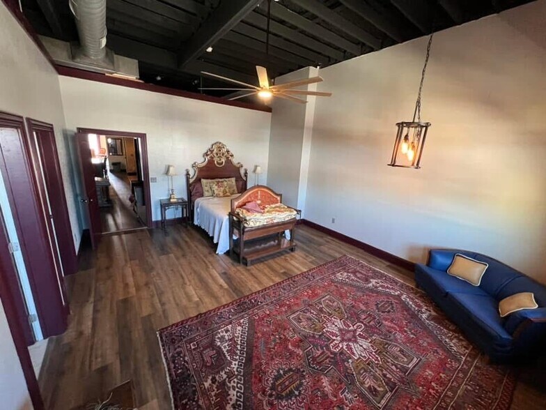 More Photos Of 119 E 5th St, Bonham Restaurant For Sale