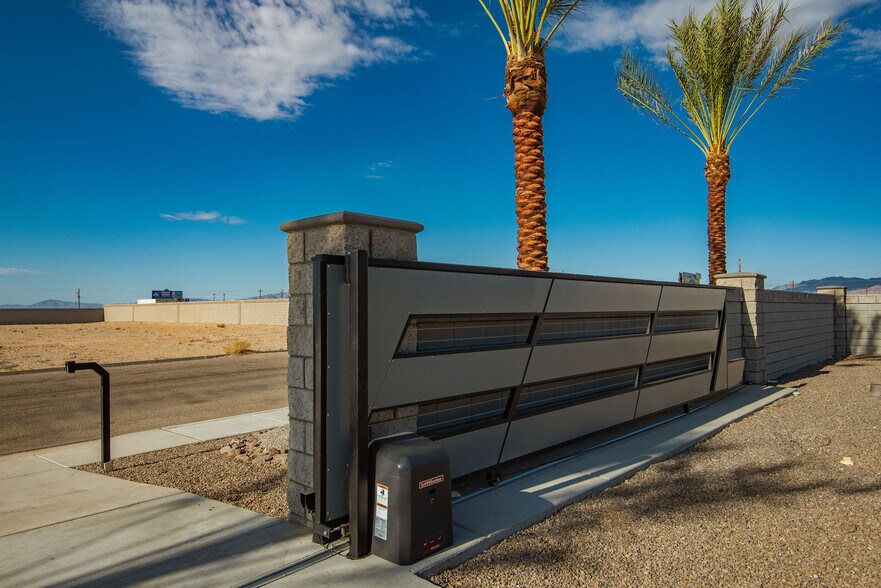 More Photos Of 1551 E World Blvd, Fort Mohave Showroom For Sale