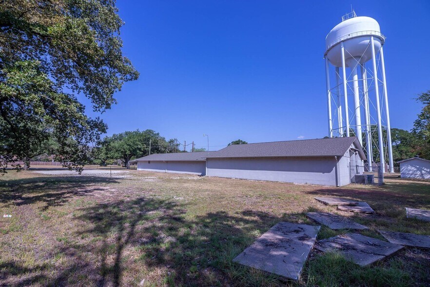 More Photos Of 402 Legendary Ln, Gun Barrel City Office For Sale