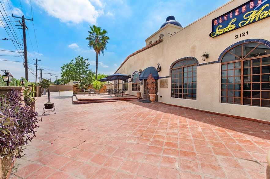More Photos Of 2121 N Saint Marys St, San Antonio Restaurant For Lease