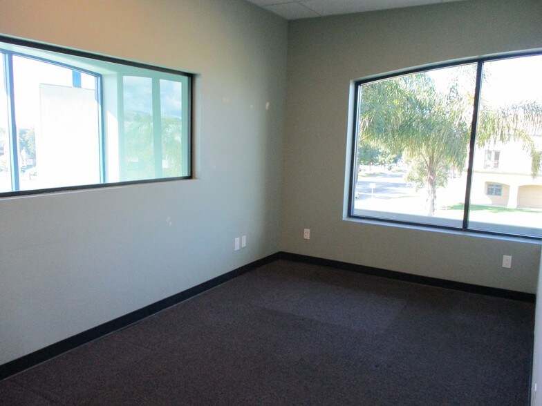 More Photos Of 4517 Market St, Ventura Light Distribution For Lease