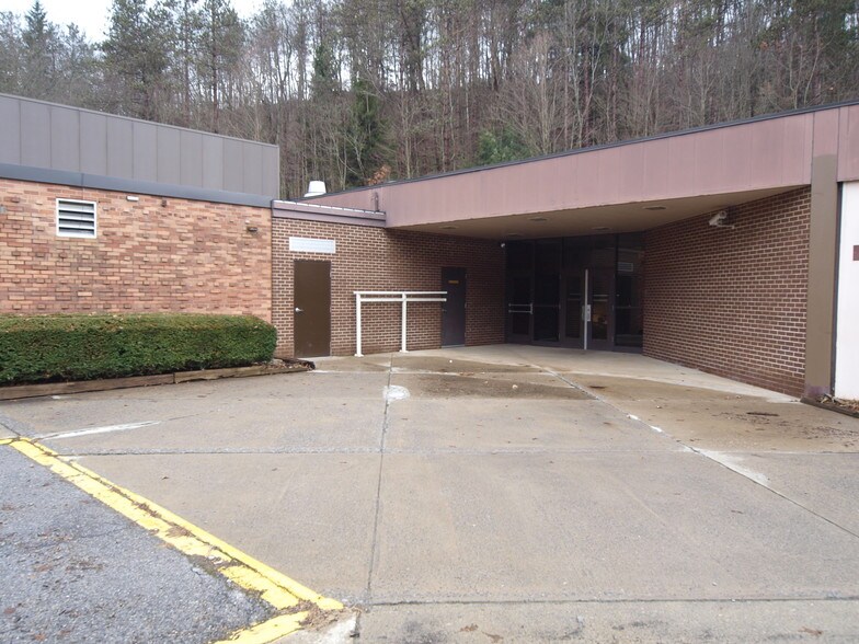 More Photos Of 201 Hoovertown Rd, Penfield Light Manufacturing For Lease