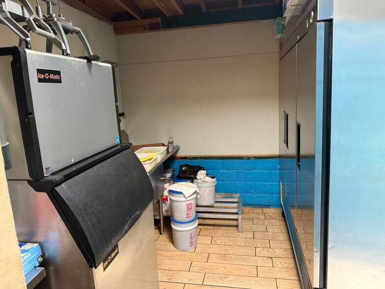 More Photos Of 3973 Mission Blvd, San Diego General Retail For Lease