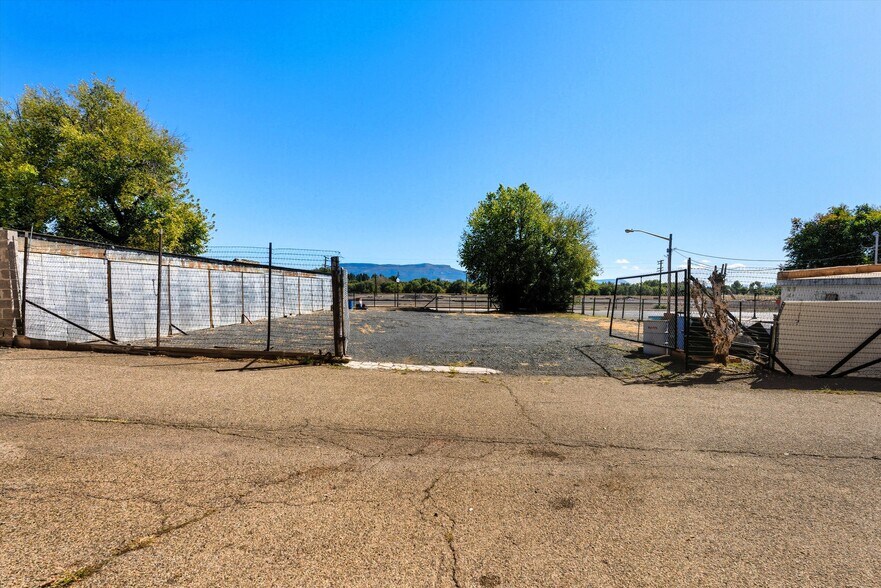 More Photos Of 201 N 2nd St, Raton Auto Repair For Sale