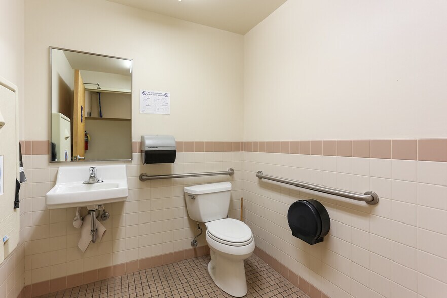 More Photos Of 2705 E Lincoln Ave, Sunnyside Unknown For Lease