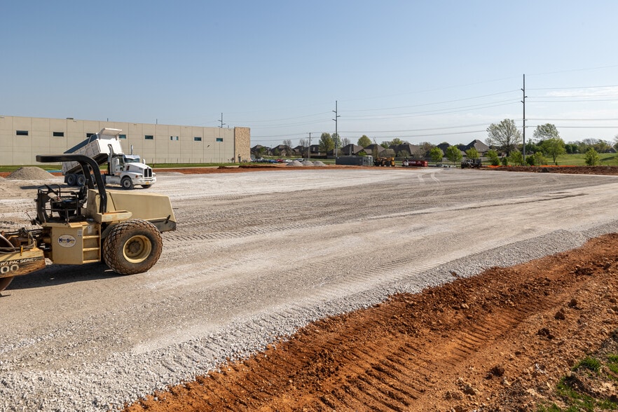 More Photos Of 5100 SW Regional Airport Blvd, Bentonville Warehouse For Lease