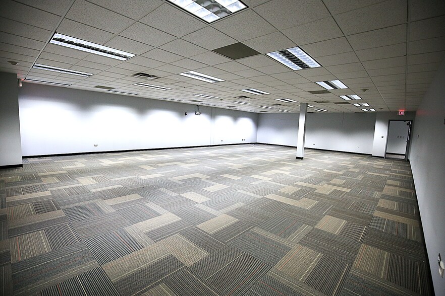 More Photos Of 646 Chicago Rd, Chicago Heights Office For Lease