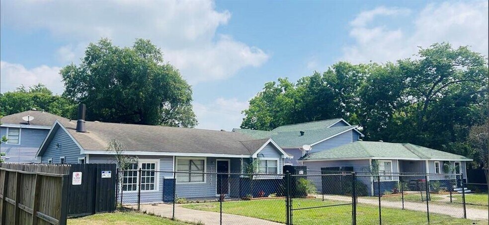 Primary Photo Of 13501 Topeka St, Houston Apartments For Sale