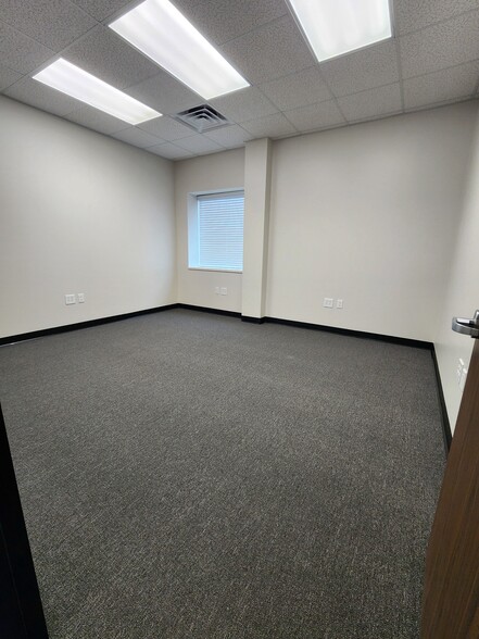 More Photos Of 1261 Butler Rd, League City Warehouse For Lease