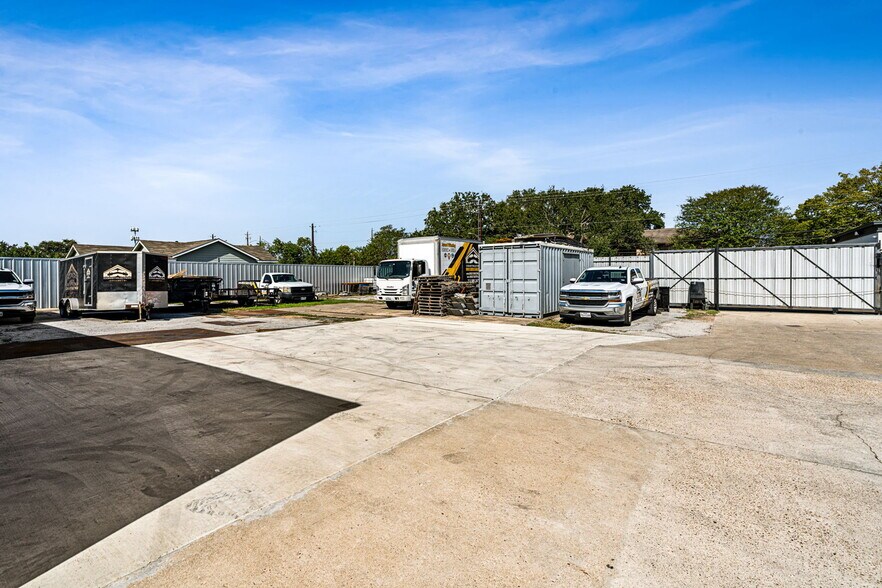 More Photos Of 5703-5705 Edgemoor Dr, Houston Warehouse For Sale
